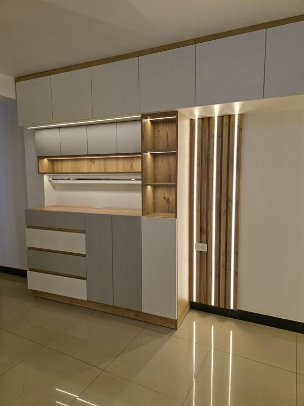 Closet con módulos abiertos e iluminación LED