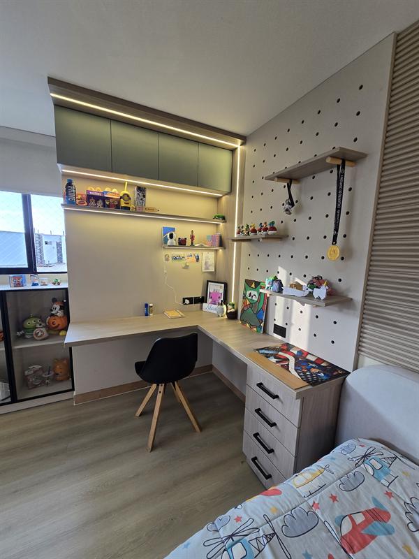 Dormitorio con escritorio, repisas y panel perforado